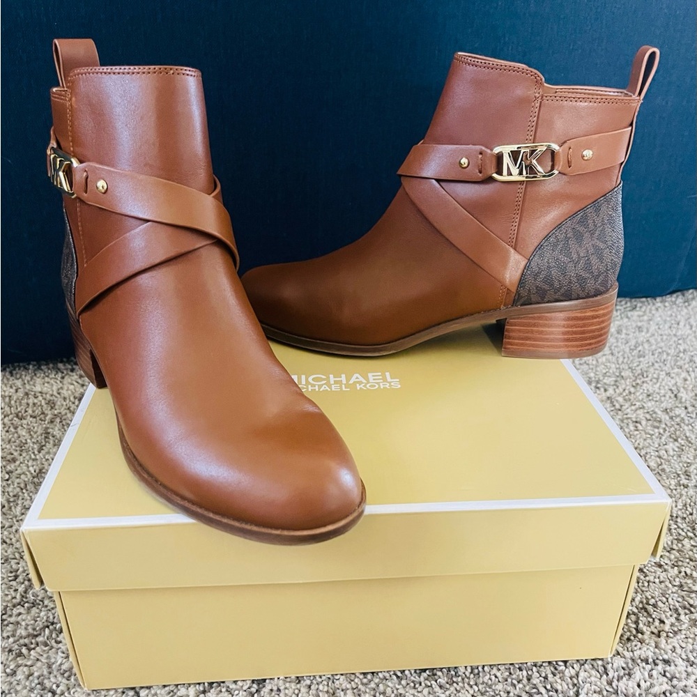 MICHAEL KORS - Kindcaid leather & studded logo ankle boot size7